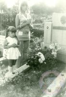 dcéra Zlatica Lehoťáková, rod. Bidelnicová pri hrobe svojho otca M. Bidelnicu spoločne so svojou dcérou Janou Lehoťákovou v cintoríne v Kalinove v septembri v roku 1970