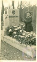 dcéra Zlatica Bidelnicová pri hrobe svojho otca M. Bidelnicu v cintoríne v Kalinove v roku 1950