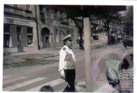 príslušník DI OS ZNB Lučenec npráp. Štefan Sedliak v Lučenci na ulici Vajanského pri riadení cestnej premávky – 70-80-roky