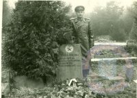 Ján Húdzik pri pamätníku