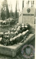 hrob vrch. strážm. Michala Bidelnicu in memoriam v cintoríne v Kalinove v roku 1950